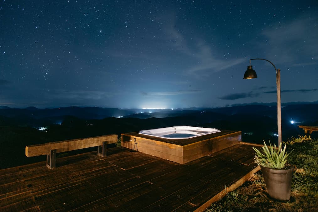 instalar un jacuzzi en tu terraza ¿ es viable? | Imagen de un jacuzzi en una terraza bajo las estrellas | TRONER S.L