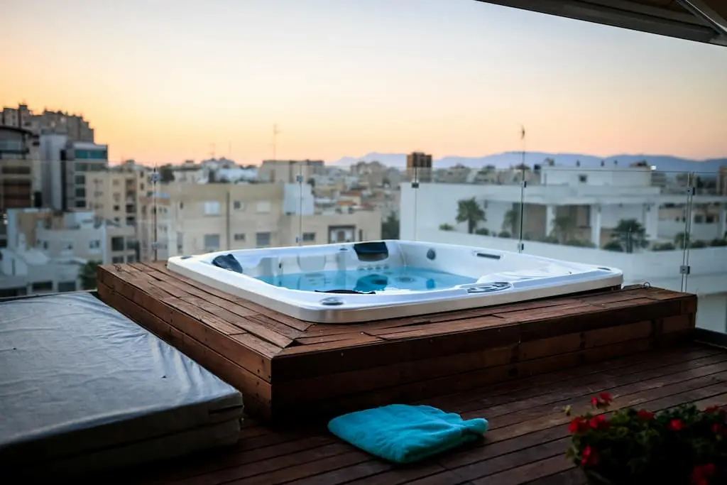 Poner un jacuzzi en la terraza | ¿Qué hay que tener en cuenta? | Blog de Troner SL